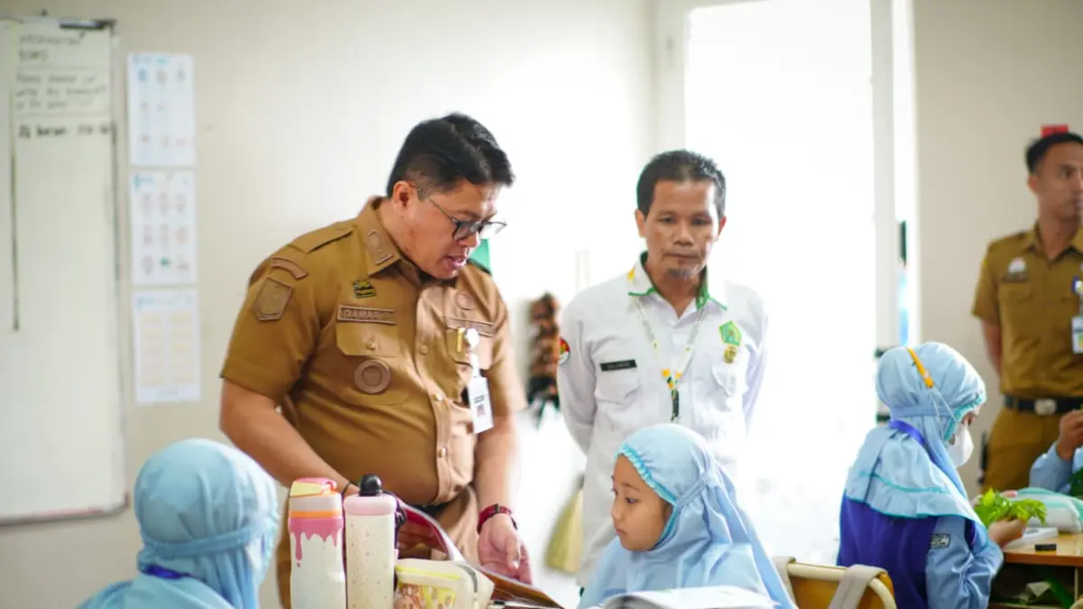 Wali Kota Magelang Damar Prasetyono didampingi Sekretaris PDM Kota Magelang H. Salamun, S.Ag., M.Pd.I meninjau Kelas Internasional atau International Class Program (ICP) di SD Muhammadiyah 2 Alternatif (SD Mutual 2) Kota Magelang, Senin (7/9/2026).