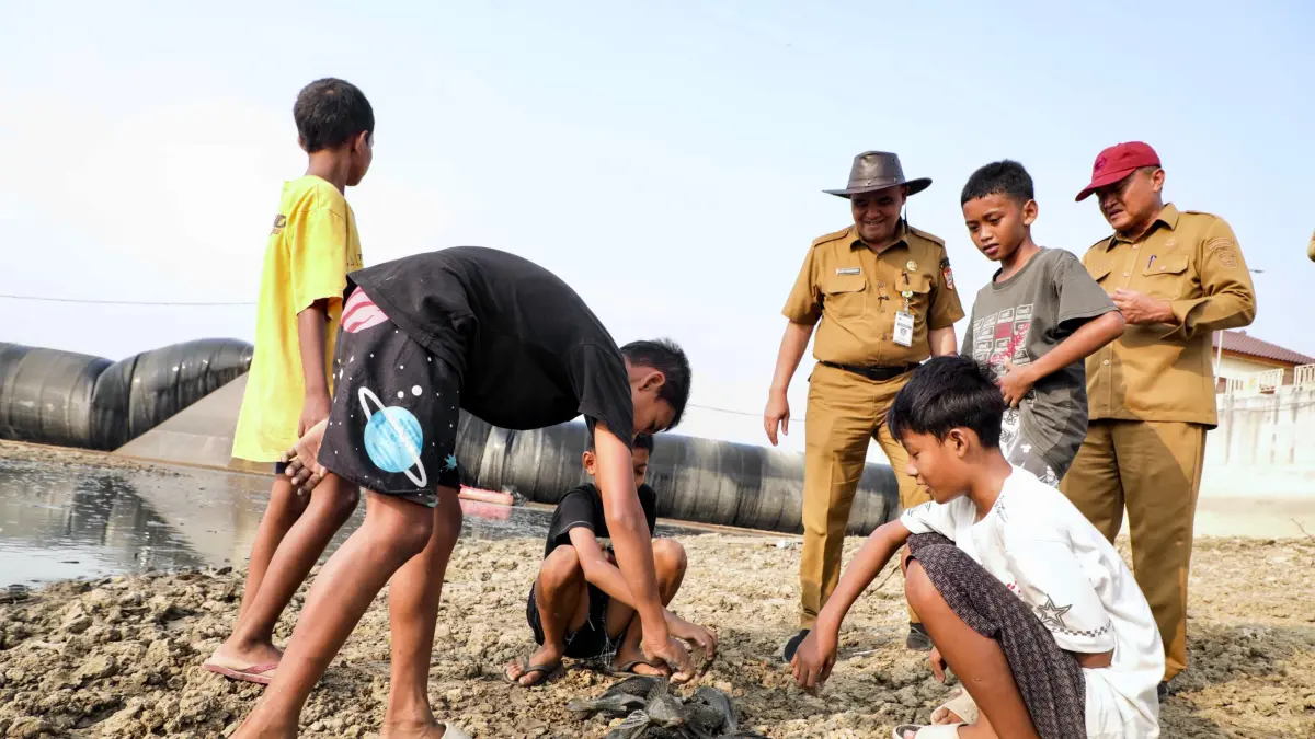 Asisten Ekonomi dan Pembangunan Sekretaris Daerah Provinsi Jawa Tengah, Urip Sihabudin mengecek Bendung Karet Sungai Juana yang kering sehingga ikan sapu-sapu banyak yang mati menimbulkan bau. (Istimewa)