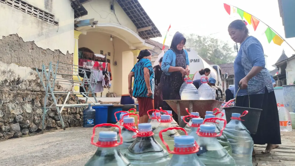 Warga Dusun Craken, Desa Ngadimulyo, Kedu,  Kabupaten Temanggung mendapatkan bantuan air bersih. (Devi Khofifatur Rizqi/Jawa Pos Radar Magelang)