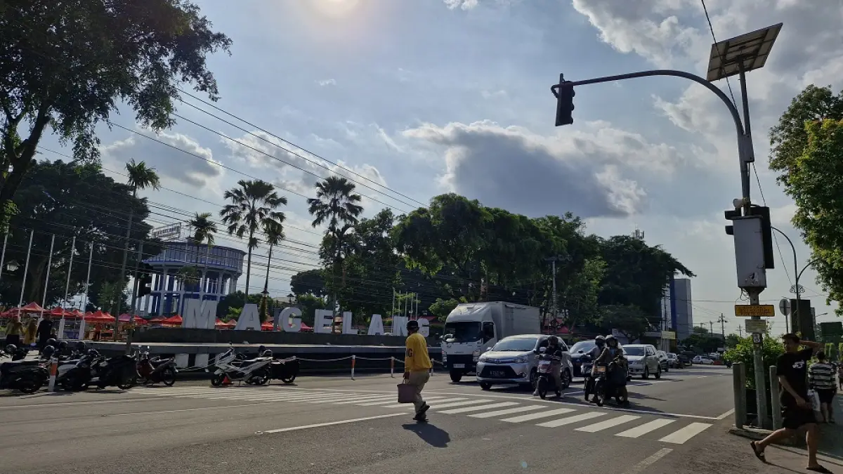 Warga memanfaatkan pelican crossing saat menyeberang di Alun-alun Kota Magelang.