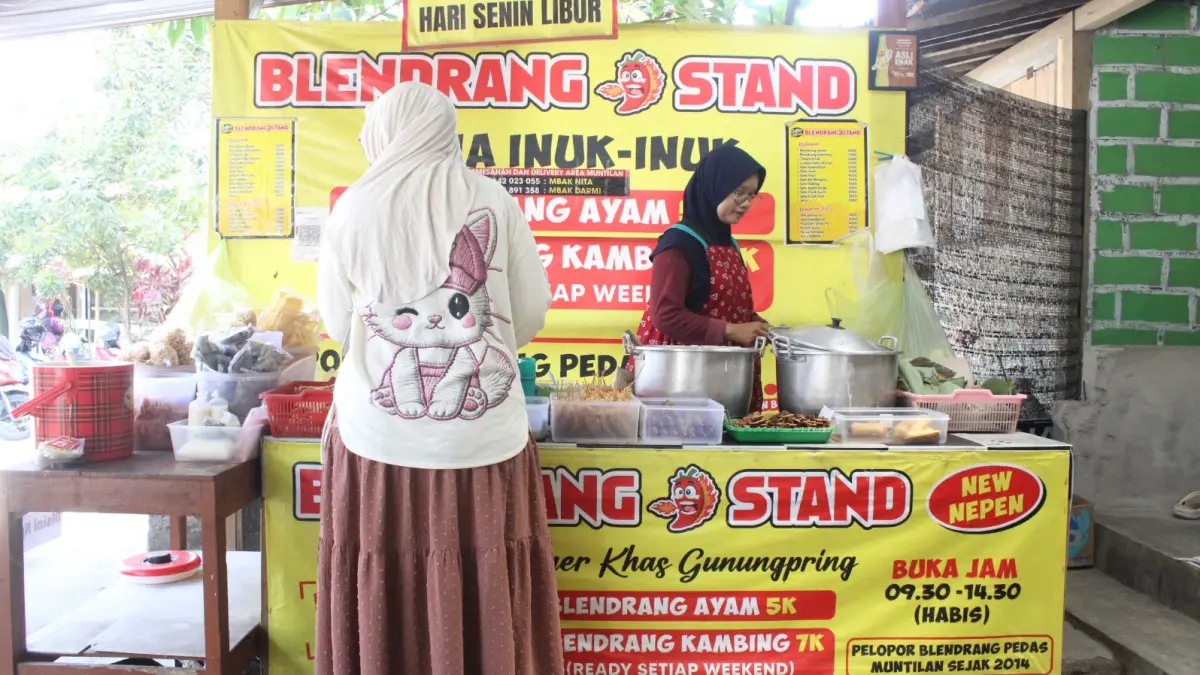 Penjual melayani pembeli di Blendrang Stand New Nepen, Muntilan, Kabupaten Magelang. (SELINA ANGGELI/JAWA POS RADAR SEMARANG)