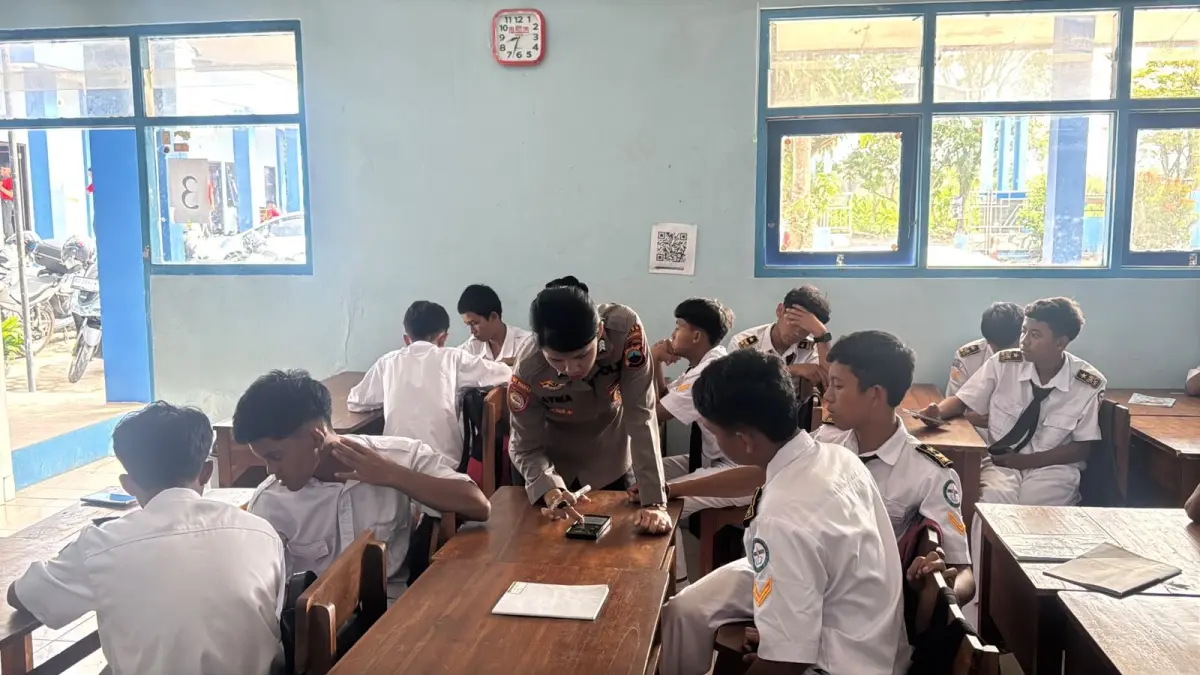 Polisi memberikan pelatihan AI kepada siswa SMK HKTI Temanggung. (Devi Khofifatur Rizqi/Jawa Pos Radar Magelang)