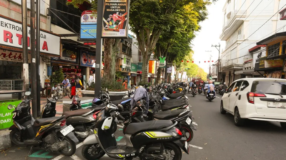 Puluhan sepeda motor diparkir di kawasan Pecinan Kota Magelang. (PUPUT PUSPITASARI/JAWA POS RADAR MAGELANG)