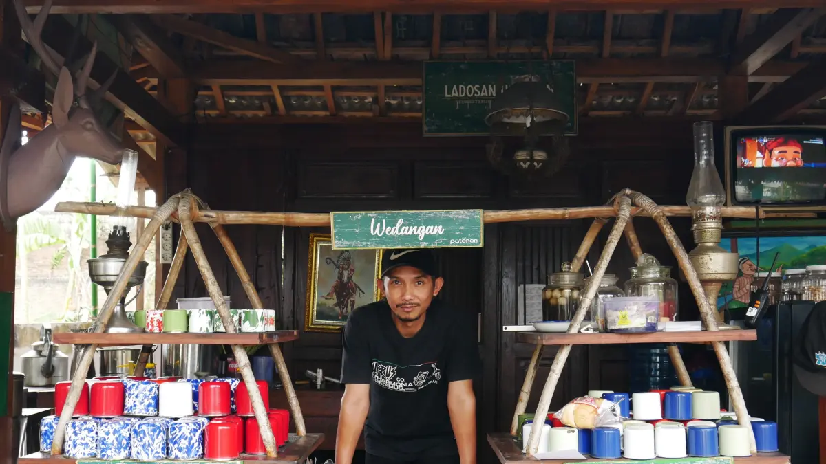Agung Prasetyo Wibowo pemilik Wedangan Patehan, Borobudur. Tempat makan ini menyuguhkan menu tradisional dengan suasana klasik. (SUCI AYU STIANINGRUM/ JAWA POS RADAR MAGELANG)