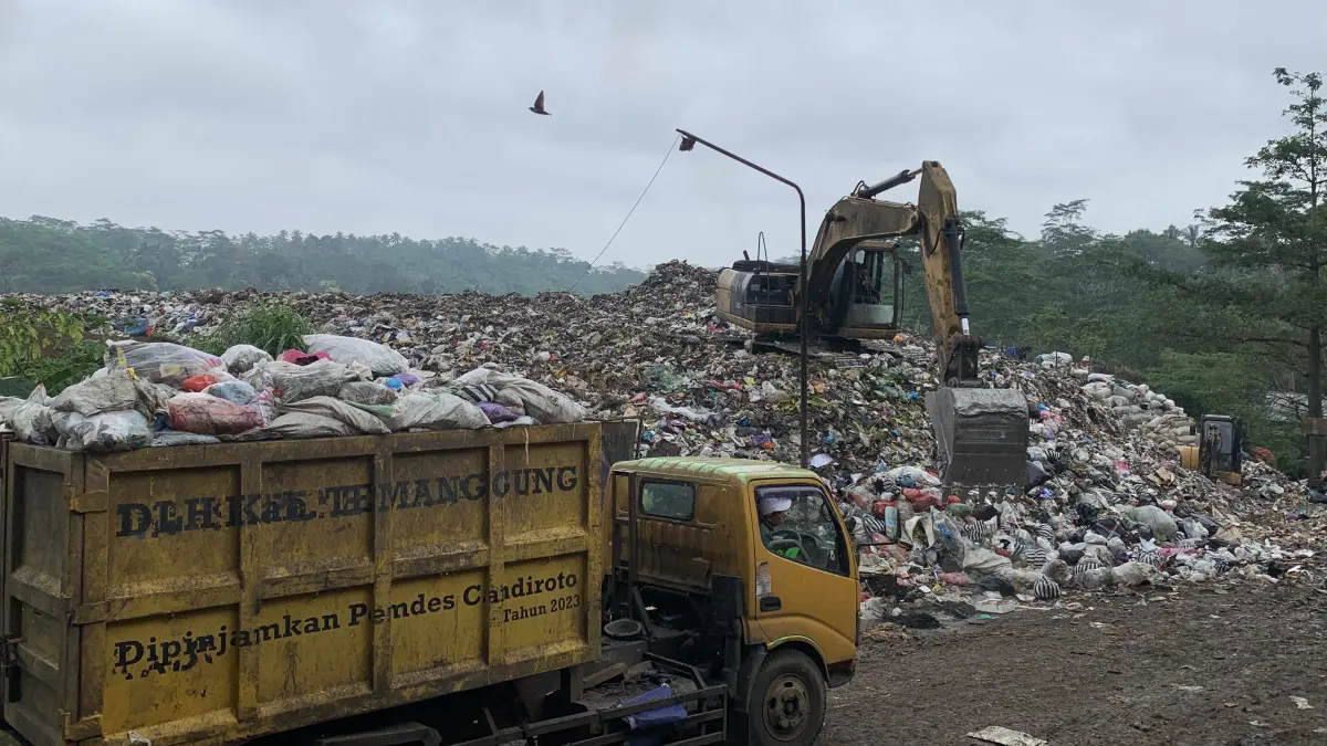 Armada truk saat mengirimkan sampah ke TPA Sanggrahan, Temanggung. (Dok Jawa Pos Radar Magelang)