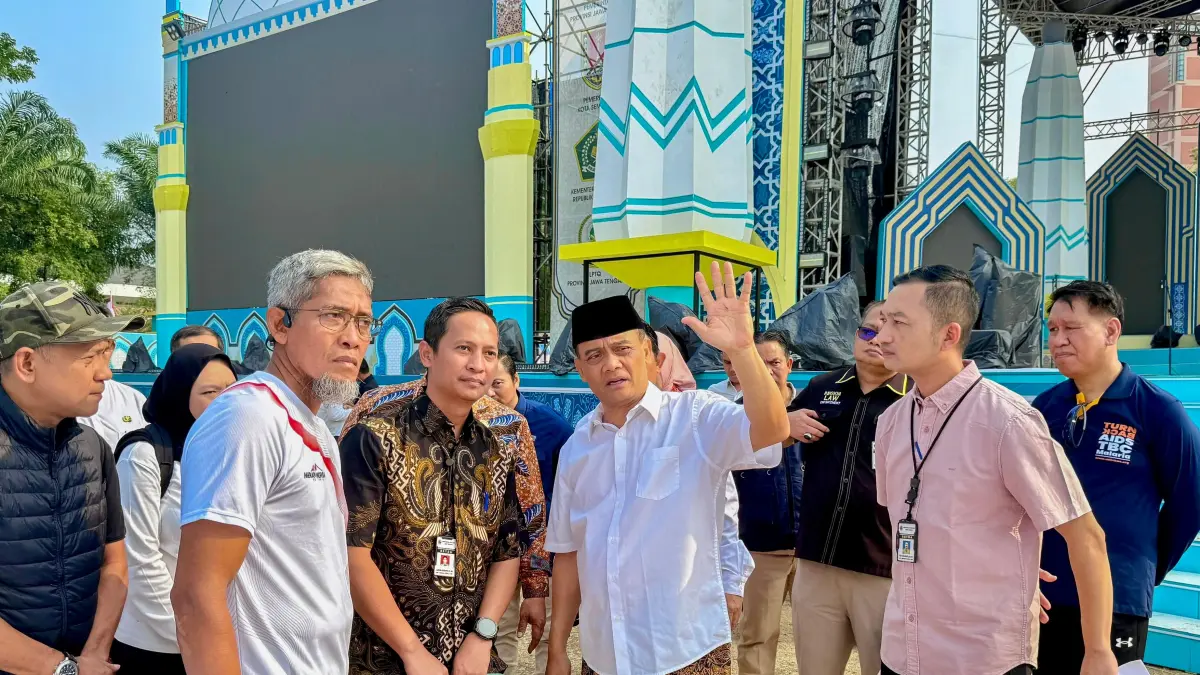 Gubernur Ahmad Luthfi bersama Sekda Sumarno saat mengecek kesiapan lokasi di kawasan Simpang Lima, Jumat (11/9/2026). (Istimewa)