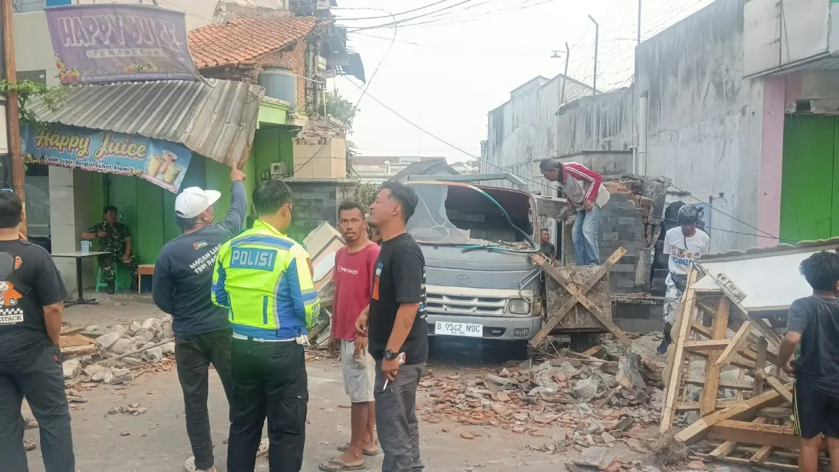Polisi mengecek kondisi TKP laka tunggal truk towing yang membawa alat berat di Jampirejo, Temanggung, Jumat (11/9/2026) sore. (Devi Khofifatur Rizqi/Jawa Pos Radar Magelang)