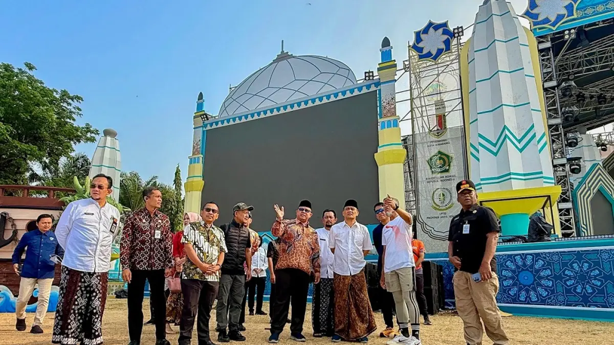 Gubernur Jateng Ahmad Luthfi saat meninjau kesiapan MTQ Nasional XXXI 2026 di Simpang Lima Semarang.