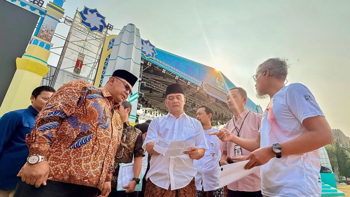 Gubernur Jateng Ahmad Luthfi saat meninjau kesiapan MTQ Nasional XXXI 2026 di Simpang Lima Semarang.