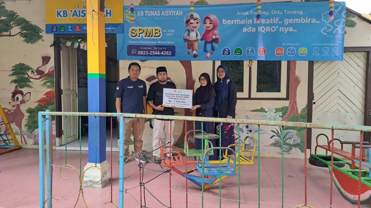 Manager Lazismu Kota Magelang Fury Fariansyah menyerahkan bantuan perbaikan pagar teralis PAUD Tunas Aisyiyah, Kampung Botton, Magelang.