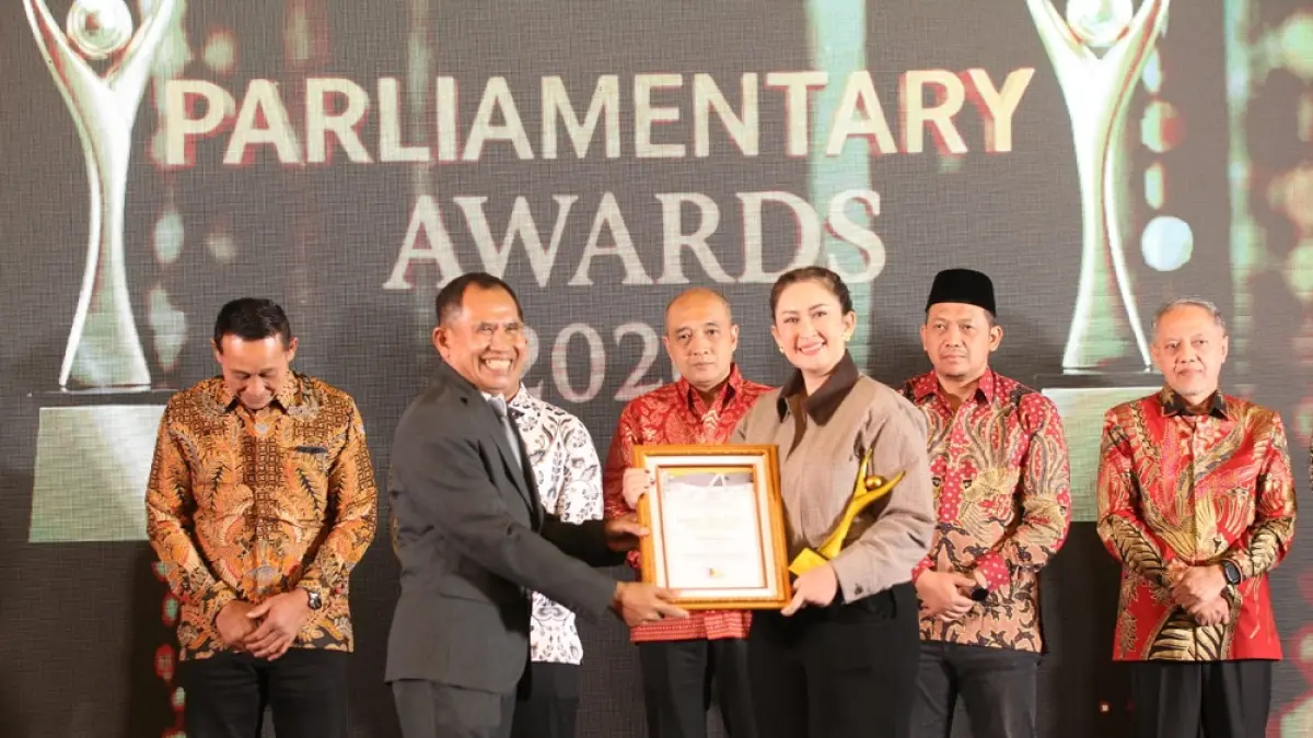 Anggota DPR RI Nafa Urbach menerima penghargaan Parliamentary Awards 2026 yang diserahkan Direktur Jawa Pos Radar Semarang Baehaqi. (BASKORO SEPTIADI/JAWA POS RADAR SEMARANG)