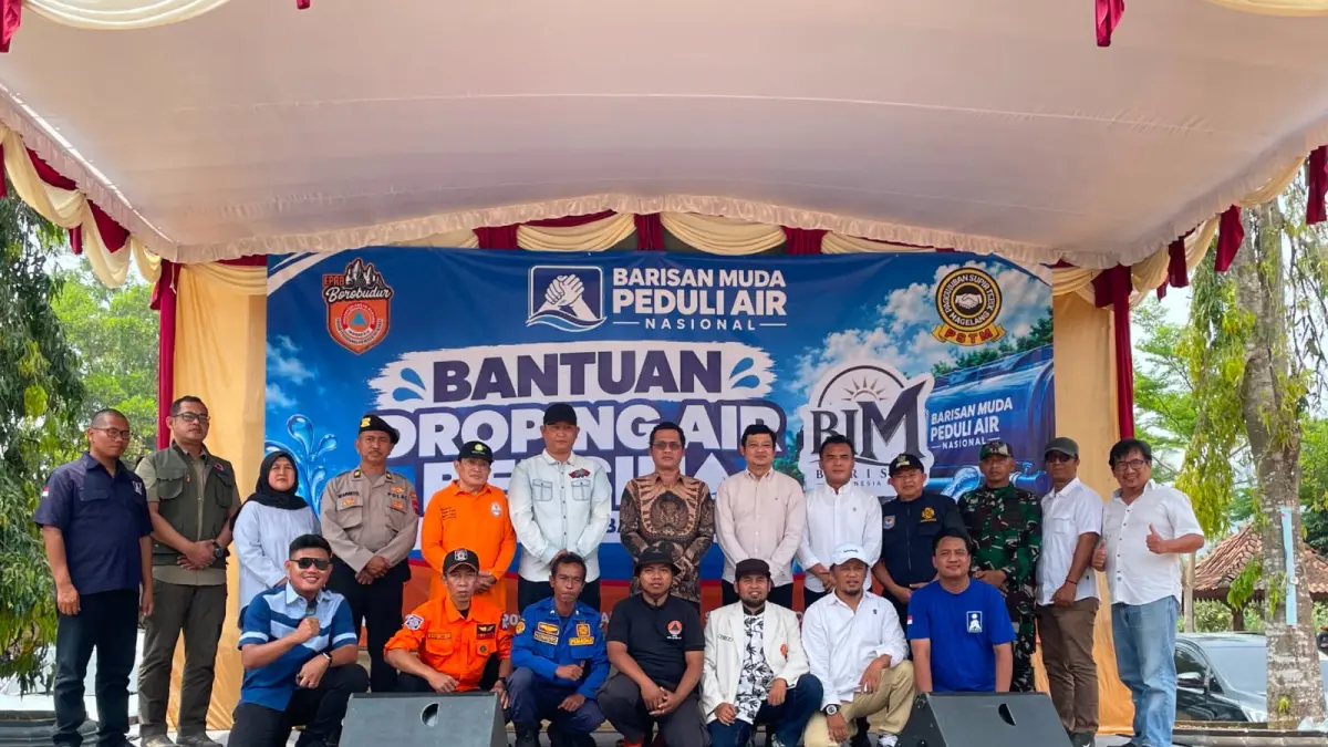 Bupati Magelang Grengseng Pamuji dalam kegiatan bantuan dropping air bersih di Lapangan Tuksongo, Sabtu &nbsp;(12/9/2026). (DITA NURUL AZIZAH JAWA/ JAWA POS RADAR MAGELANG)