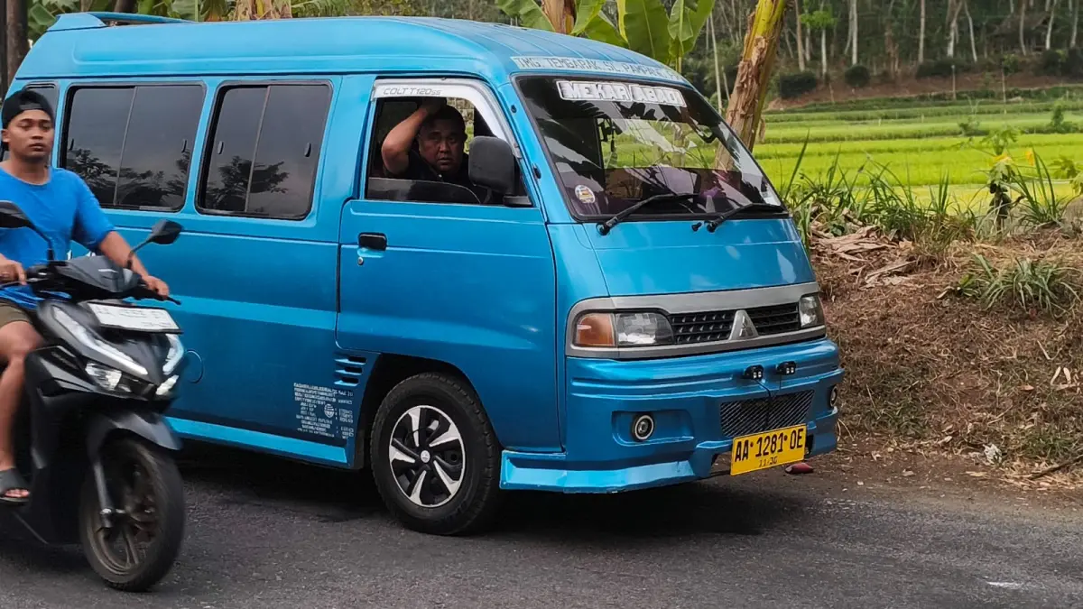 Subianto, salah satu sopir angkot trayek Tembarak-Temanggung, yang masih bertahan. (Devi Khofifatur Rizqi/Jawa Pos Radar Magelang)