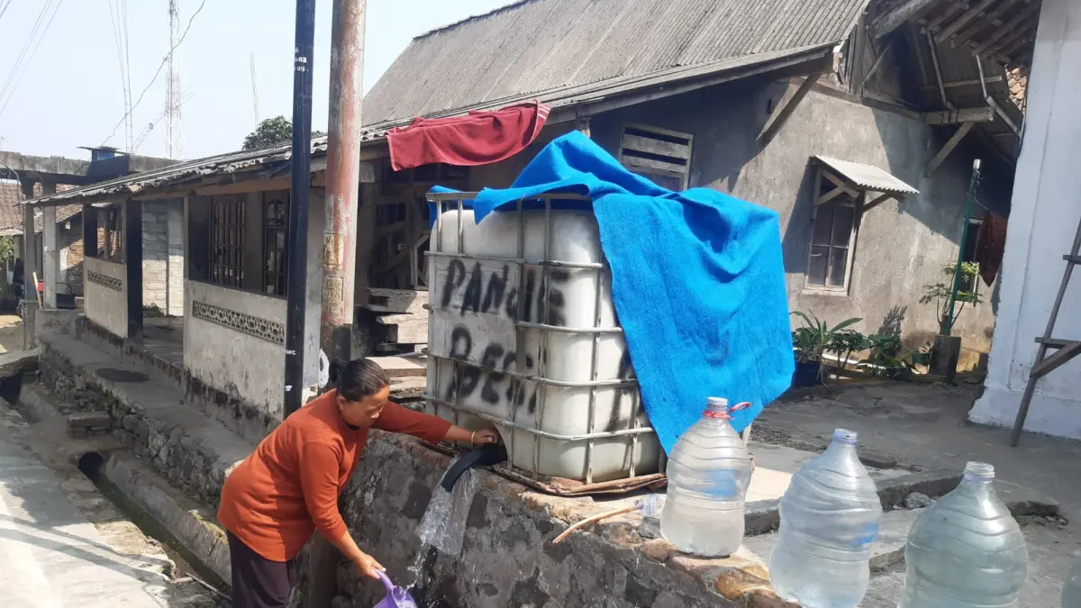 Toren tempat penampungan bantuan air bersih yang tersedia di setiap RT di Dusun Sanggrahan, Desa Rejosari, Kecamatan Pakis. (JIHAN ZALFATULNUR’AINI/JAWA POS RADAR MAGELANG
