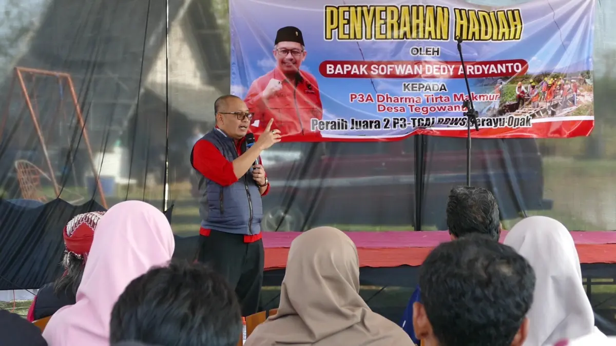 Anggota Komisi V DPR RI dari Fraksi PDI Perjuangan, Sofwan Dedy Ardiyanto ketika menghadiri penyerahan penghargaan pembangunan saluran irigasi P3TGAI di Desa Kaloran, Temanggung, Senin (14/9/2026). (Devi Khofifatur Rizqi/Jawa Pos Radar Magelang)