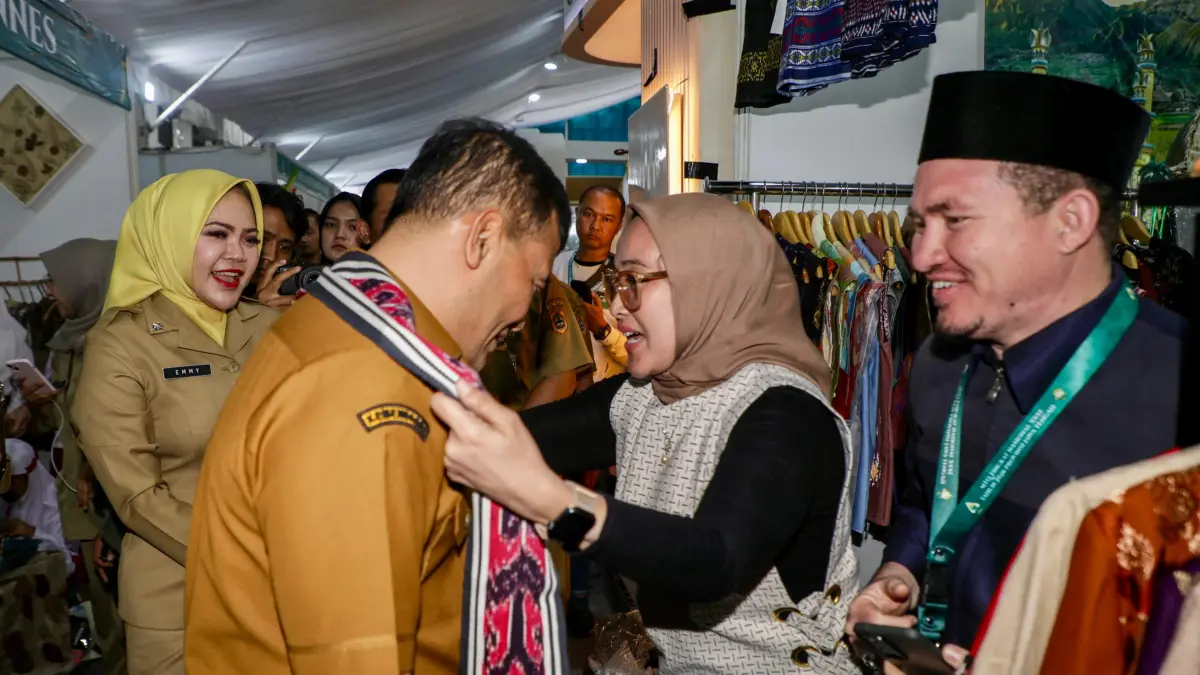 Gubernur Ahmad Luthfi saat melihat Pameran Serambi Nusantara digelar di kawasan parkir Simpang Lima atau eks E-Plaza Semarang. (Istimewa)