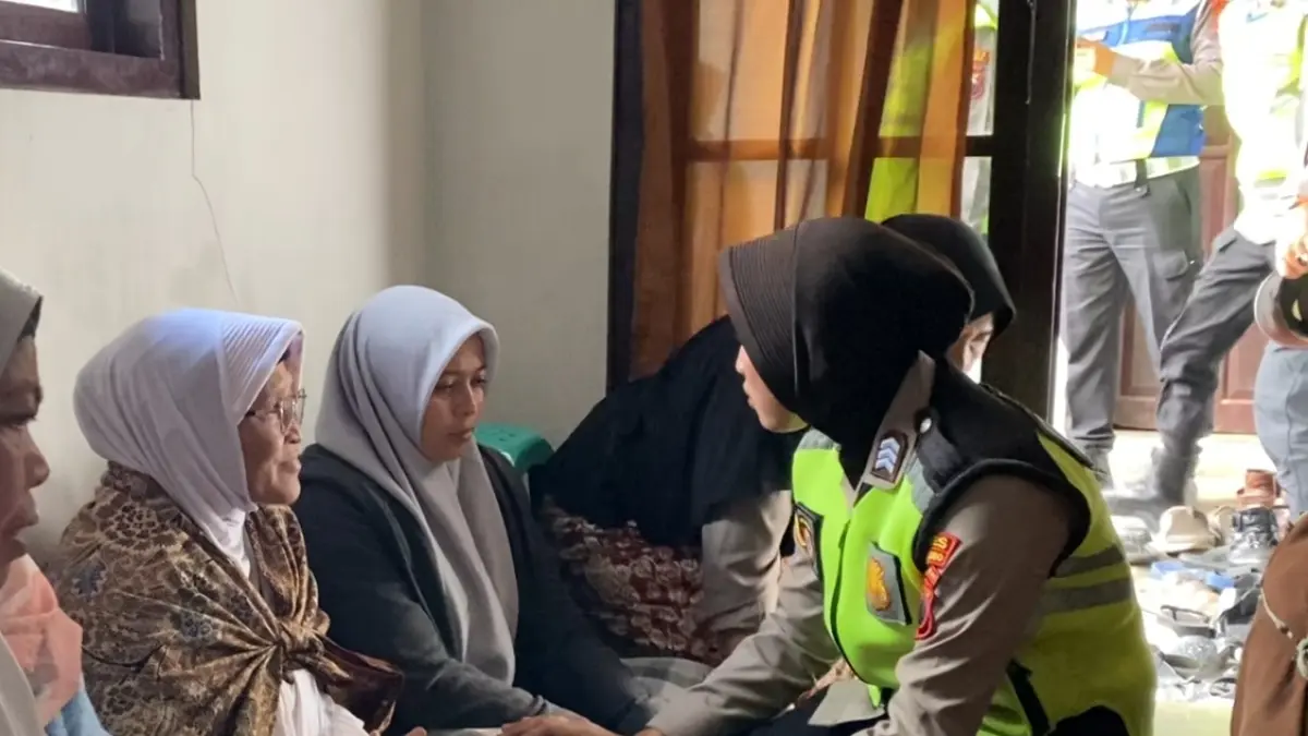 Jajaran Polwan Polres Wonosobo bersama tim relawan mendampingi korban kebakaran Desa Tieng Kejajar, Wonosobo melalui program trauma healing di lokasi pengungsian. (Istimewa)
