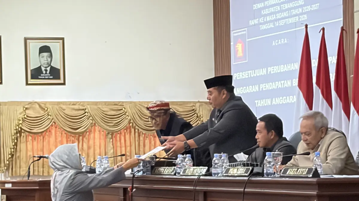 Ketua DPRD Kabupaten Wonosobo Yunianto menerima dokumen dalam sidang paripurna DPRD Temanggung, Senin (14/9/2026). (Devi Khofifatur Rizqi/Jawa Pos Radar Magelang)