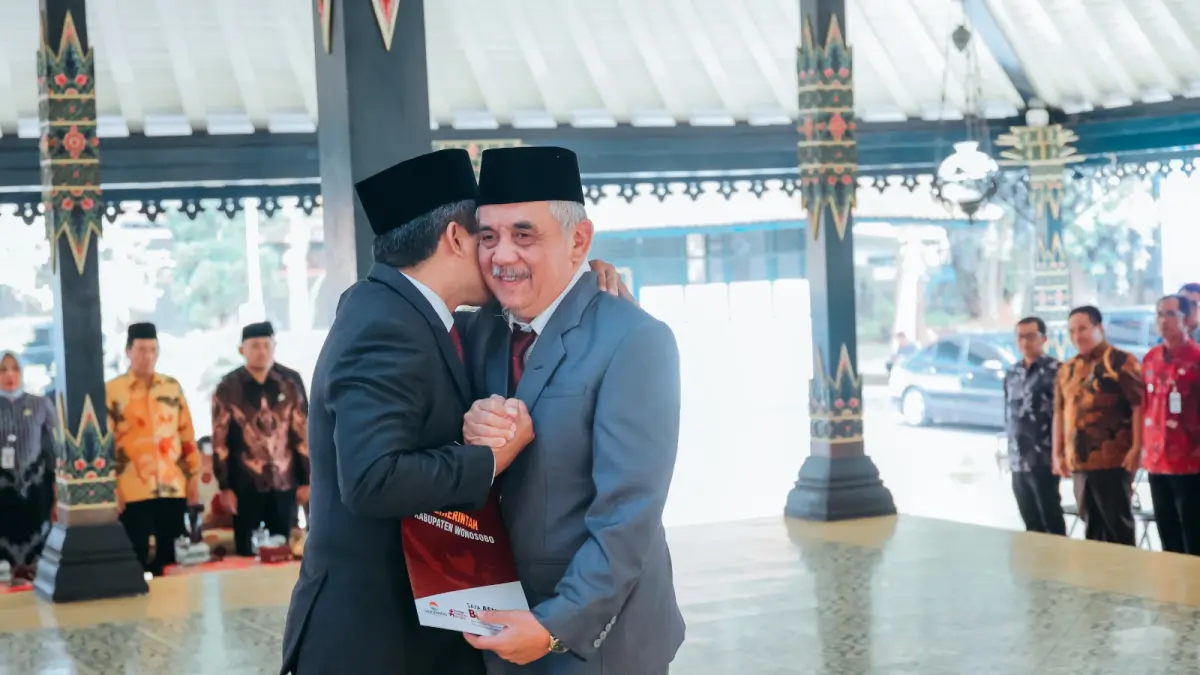 Bupati Wonosobo Afif Nurhidayat memeluk One Andang Wardoyo yang telah selesai mengemban jabatan sekda, Jumat (11/9/2026). (Istimewa)