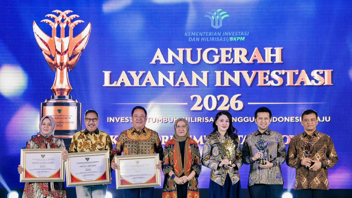 Gubernur Jawa Tengah Ahmad Luthfi (paling kanan) mendapatkan penghargaan sebagai provinsi terbaik ketiga dalam Anugerah Layanan Investasi (ALI) 2026 yang diberikan Kementerian Investasi dan Hilirisasi/Badan Koordinasi Penanaman Modal (BKPM) di Jakarta, Rabu (16/9/2026). (Istimewa)
