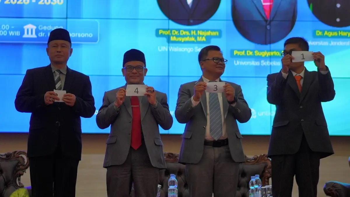 Empat bakal calon Rektor Untidar menunjukkan nomor urut penyampaian visi, misi, dan program kerja pada sidang senat terbuka di Gedung dr. HR Suparsono, Rabu (15/9/2026). (ROFIK SYARIF/ JAWA POS RADAR MAGELANG)