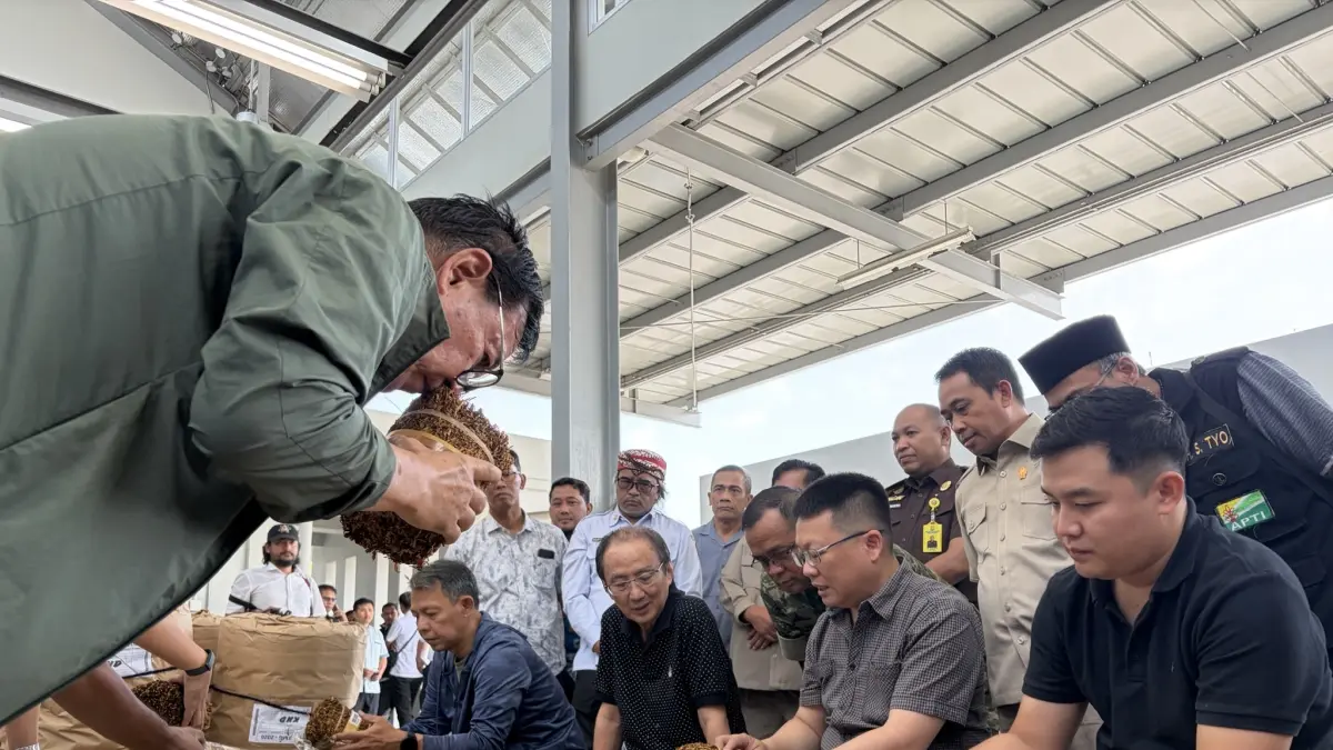 Jajaran Forkopimda Temanggung berkunjung ke gudang PT Djarum di Kupen, Pringsurat, Rabu (16/9/2026). (Devi Khififatur Rizqi/Jawa Pos Radar Magelang)