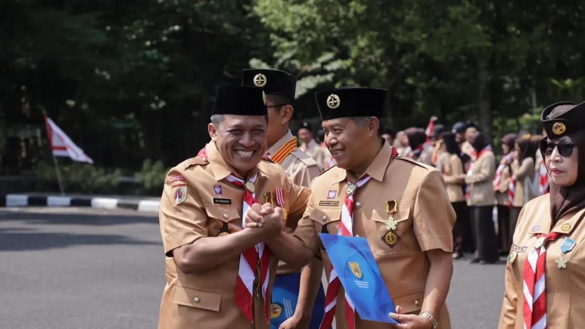 Ketua Majelis Pembimbing  Cabang (Mabicab) Gerakan Pramuka Wonosobo, Afif Nurhidayat bersama mantan Ketua Kwarcab Pramuka Wonosobo Muhammad Albar dalam upacara Hari Pramuka, Rabu (16/9/2026). (Istimewa)