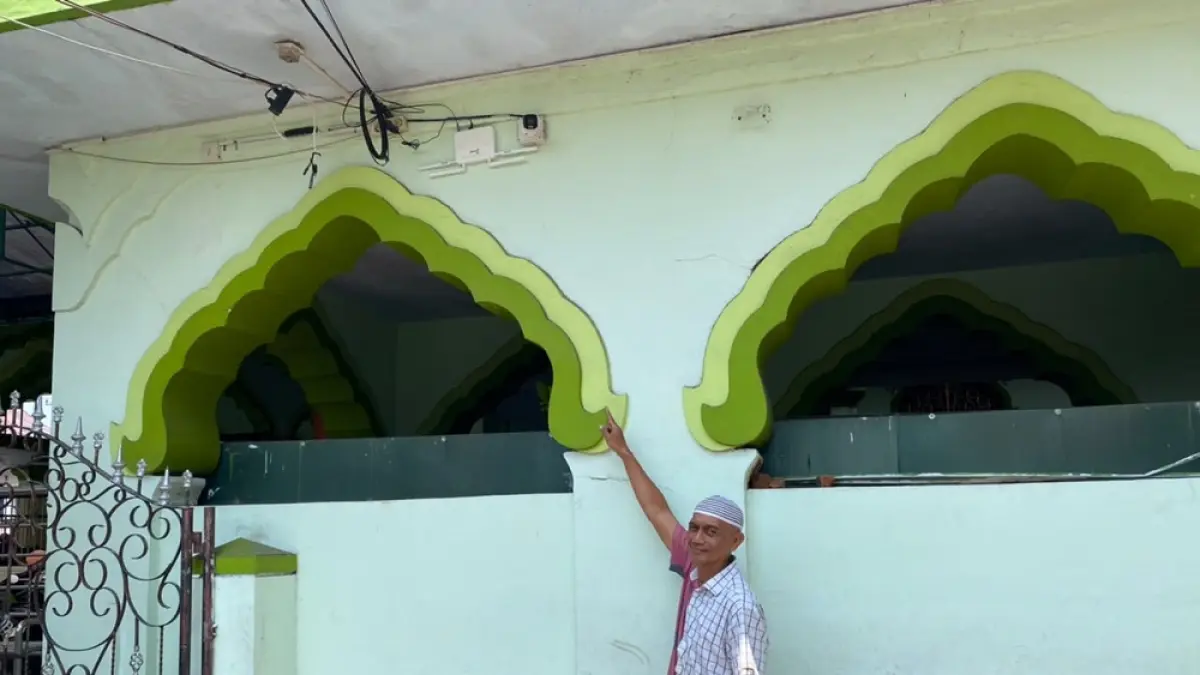Ketua RW 1 Kauman Cacaban Arif Edi Wibowo menunjukkan WIFI yang dibiayai dari Prodamai. (YUSWANDA DAMASATYA ADZANI/ JAWA POS RADAR MAGELANG)