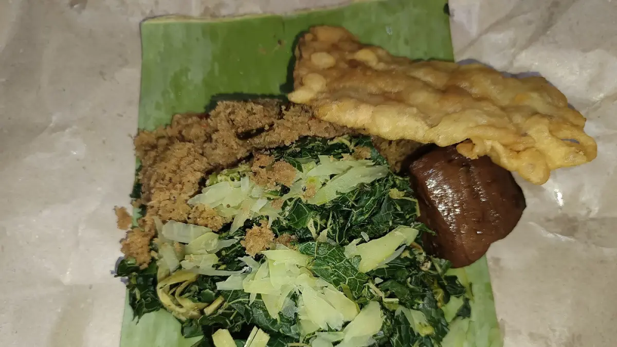 Menu kluban Bu Bandi lengkap dengan tahu bacem dan tempe mendoan. (SELINA ANGGELI/ JAWA POS RADAR MAGELANG)