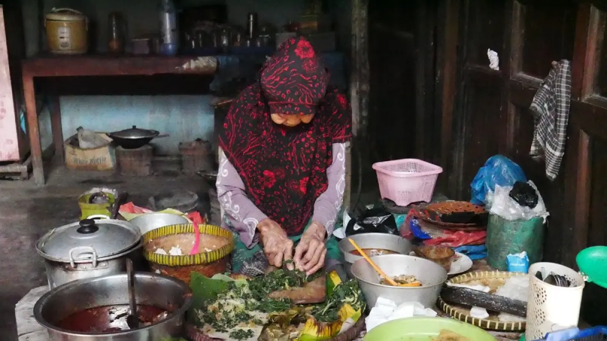 Menu makanan di warung kluban Bu Bandi di Dukuh Karang Wetan, Desa Pucang, Kecamatan Secang, Kabupaten Magelang. (DIAH ARDI SAPUTRI/JAWA POS RADAR MAGELANG)