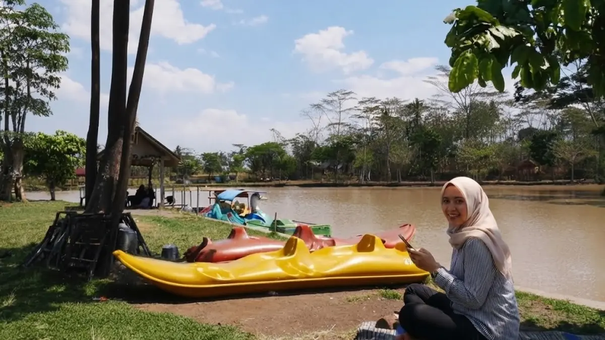 Pengunjung bersantai di bawah pohon di objek wisata Rawa Gembongan, Desa Tegowanu, Kabupaten Temanggung. (SUCI AYU STIANINGRUM/JAWA POS RADAR MAGELANG)