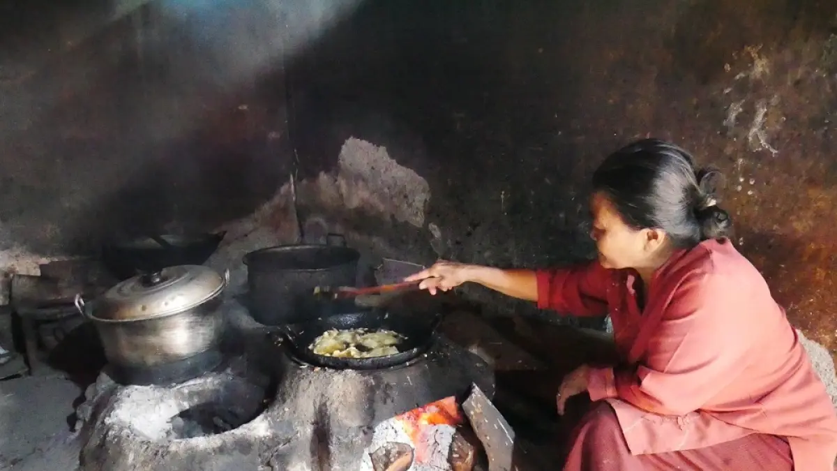 Tungku untuk memasak di warung Kluban Bu Bandi. (DIAH ARDI SAPUTRI/JAWA POS RADAR MAGELANG)