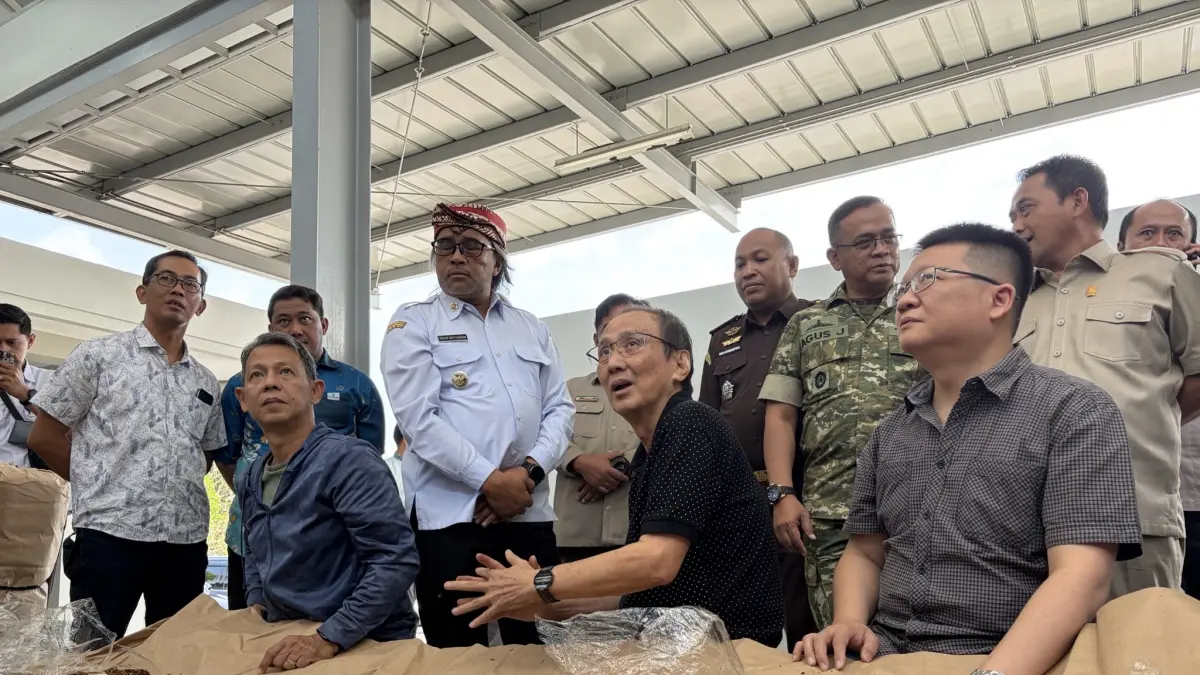 Aktivitas pembelian tembakau yang dilakukan para grader di salah satu gudang di Temanggung. (Devi Khofifatur Rizqi/Jawa Pos Radar Magelang)