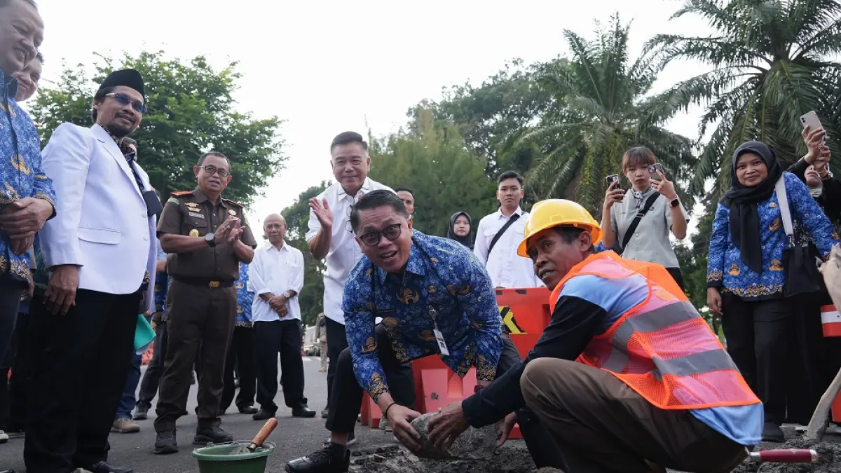 Peletakan batu pertama Monumen Paku Bumi oleh Wali Kota Magelang Damar Prasetyono dan pengusaha Slamet Santoso,&nbsp; Kamis (17/9/2026).