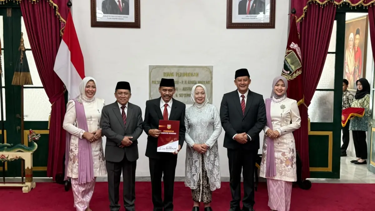 Mohamad Kristijadi (tiga dari kiri) dilantik sebagai Pj Sekda Kabupaten Wonosobo, Jumat (18/9) menggantikan One Andang Wardoyo yang telah usai masa jabatannya.