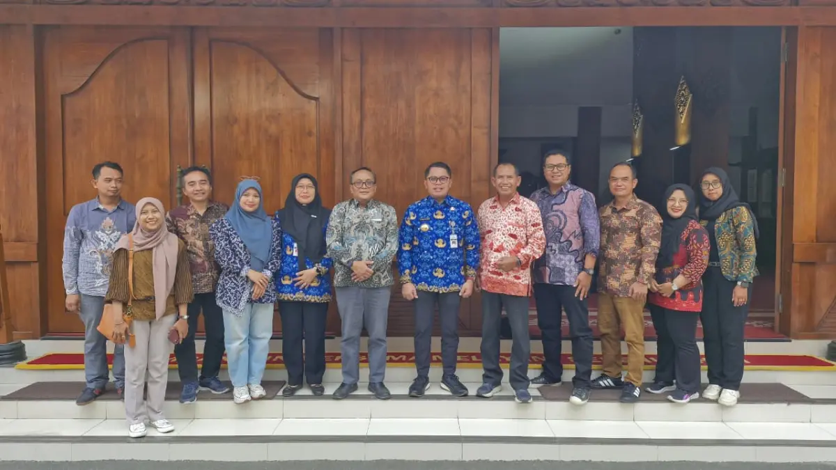 Wali Kota Magelang Damar Prasetyono bersama Direktur Jawa Pos Radar Semarang Baehaqi dan jajaran pimpinan.