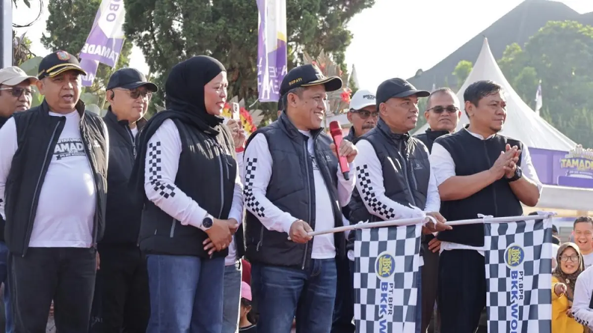 Bupati Wonosobo Afif Nurhidayat saat melepas peserta fun walk BPR BKK Wonosobo yang diikuti lebih dari 3.000 peserta, Minggu (20/9/2026).