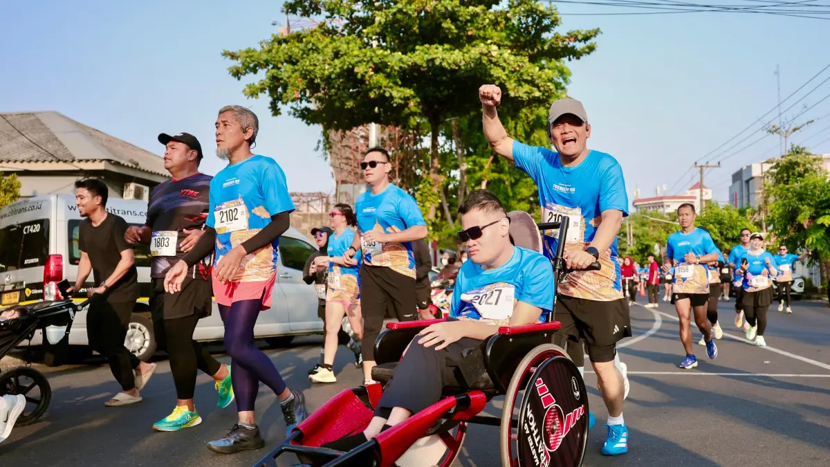 Gubernur Jateng Ahmad Luthfi bersama puteranya dalam ajang Bank Jateng Friendship Run Minggu (20/9/2026).