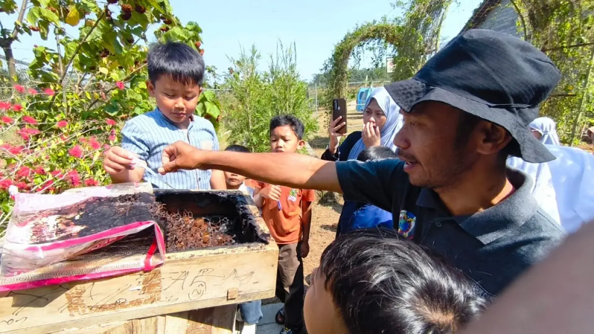 Irsyad, pemilik Kebun Edukasi Alifa saat memberikan edukasi tentang lebah kepada anak-anak. (DEVI KHOFIFATUR RIZQI/ JAWA POS RADAR MAGELANG)