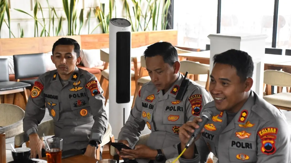Kapolres Wonosobo AKBP Ricky Pripurna Atmaja saat sarasehan jelang Pilkades bersama koordinator kecamatan PPDI se-Kabupaten Wonosobo. (SIGIT RAHMANTO/JAWA POS RADAR MAGELANG)