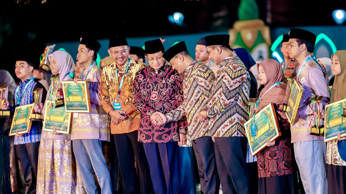 Para juara dalam MTQ Nasional XXXI mendapat hadiah pada penutupan Sabtu malam (19/9/2026).