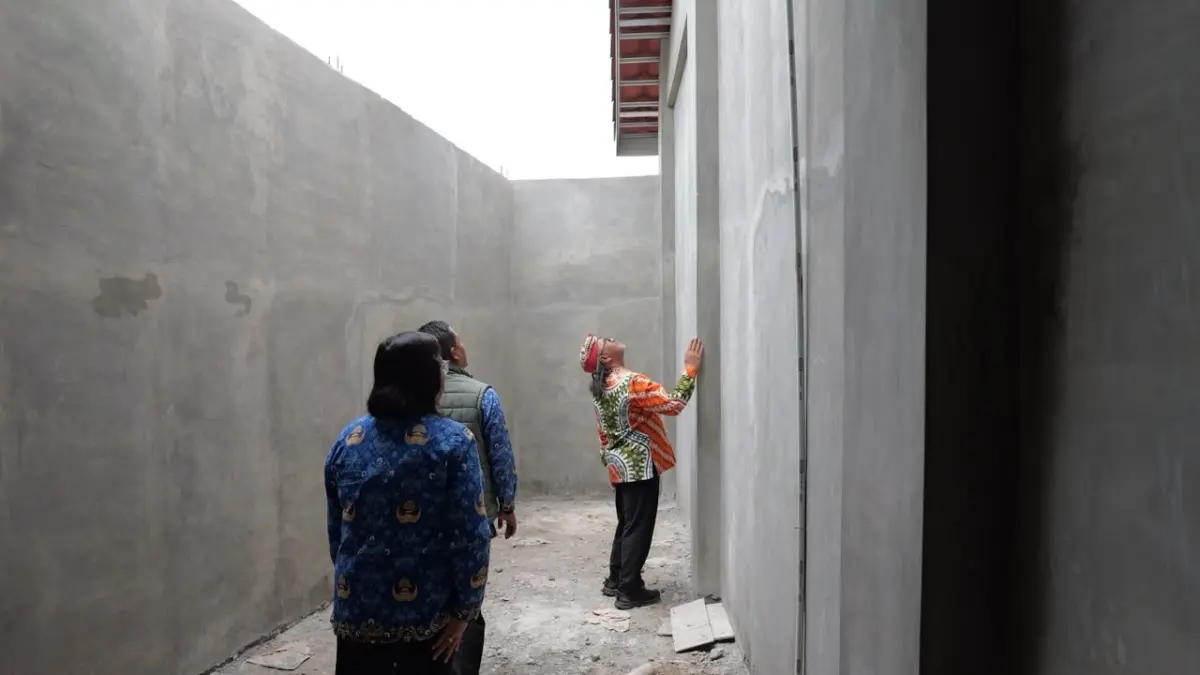 Bupati Temanggung Agus Setyawan mengecek pembangunan Puskesmas Wonoboyo yang baru mencapai 40 persen pekan lalu (17/9/2026). (Dok Prokompim Temanggung)