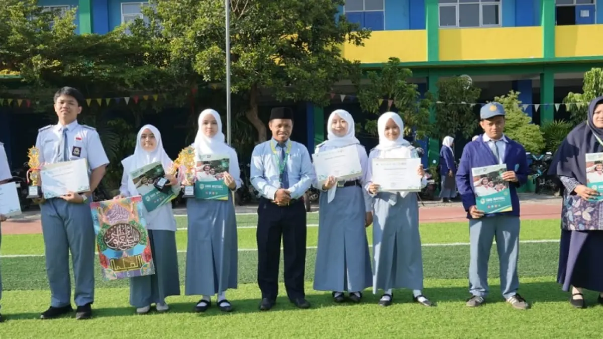 Kepala SMK Mutual Kota Magelang Wasi’un bersama siswa dan guru yang meraih juara MAPSI Kota Magelang 2026.