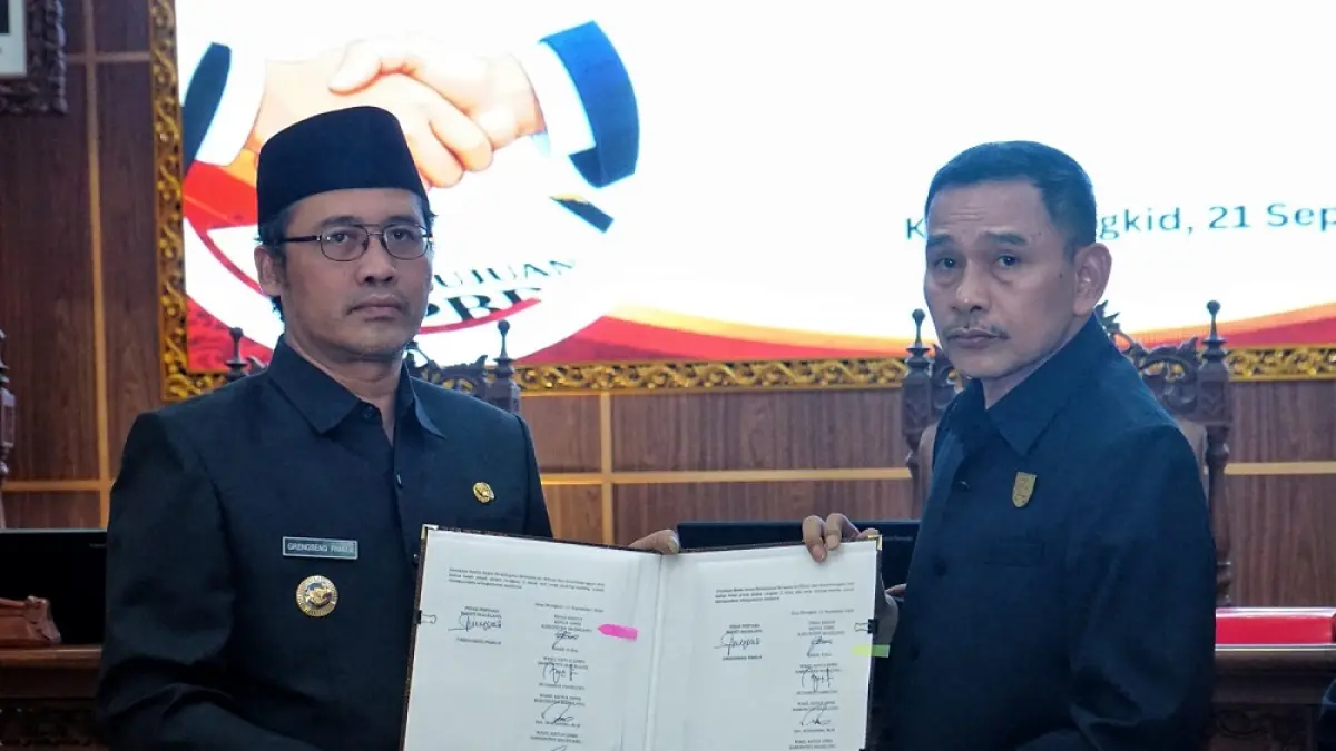 Ketua DPRD Kabupaten Magelang Sakir menyerahkan Raperda Perubahan APBD Tahun Anggaran 2026 kepada Bupati Grengseng Pamuji, Senin (21/9/2026).