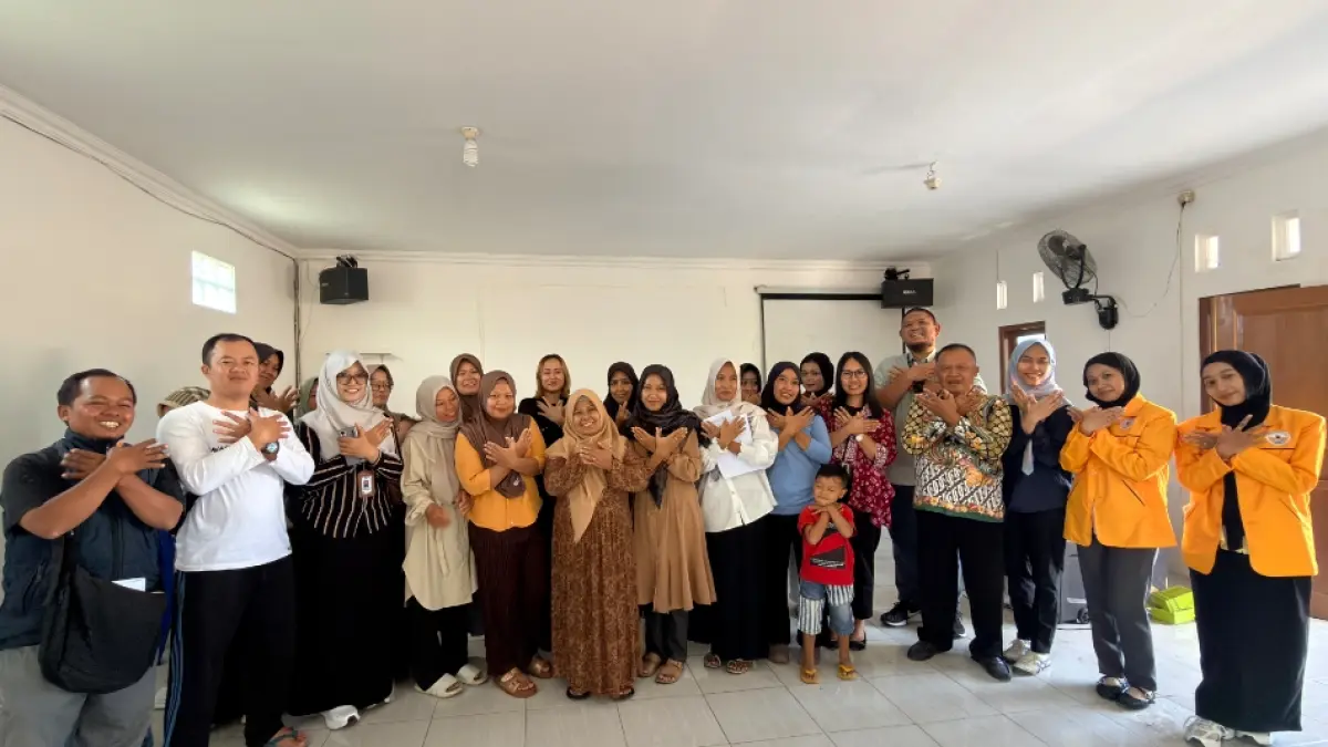 Tim Pengabdian Kepada Masyarakat (PKM) Universitas Tidar berfoto di Balai Desa Balesari, Kecamatan Windusari, Kabupaten Magelang.