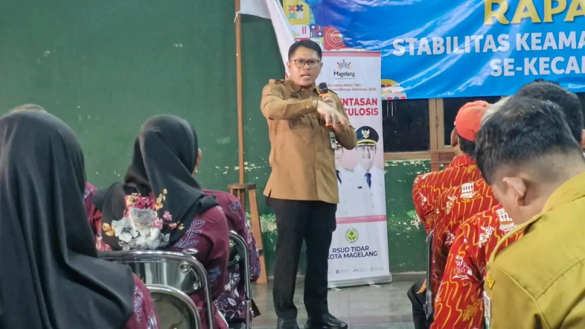 Wali Kota Magelang Damar Prasetyono memberikan sosialisasi kepada ketua RT dan RW se-Kecamatan Magelang Selatan, Senin (21/9/2026). (PUPUT PUSPITASARI/JAWA POS RADAR MAGELANG)