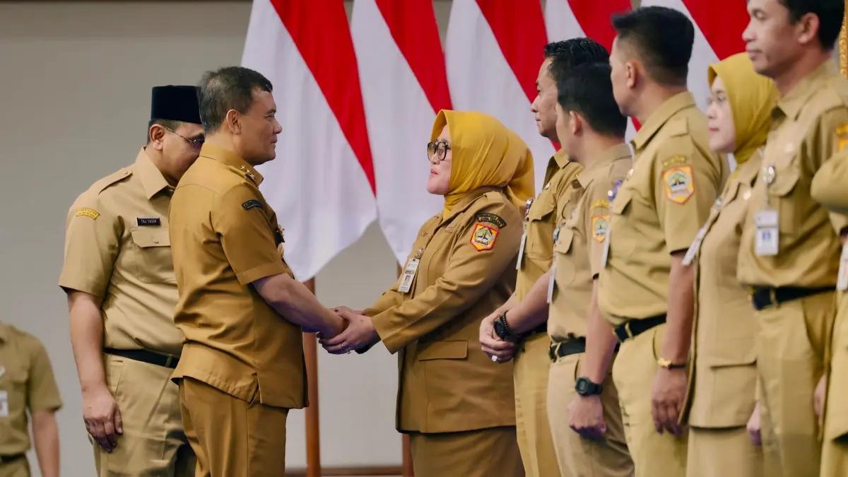 Ahmad Luthfi menyalami para pejabat usai dilantik dan diambil sumpah/janji pejabat di Gradhika Bhakti Praja, Senin (21/9/2026). (Istimewa)