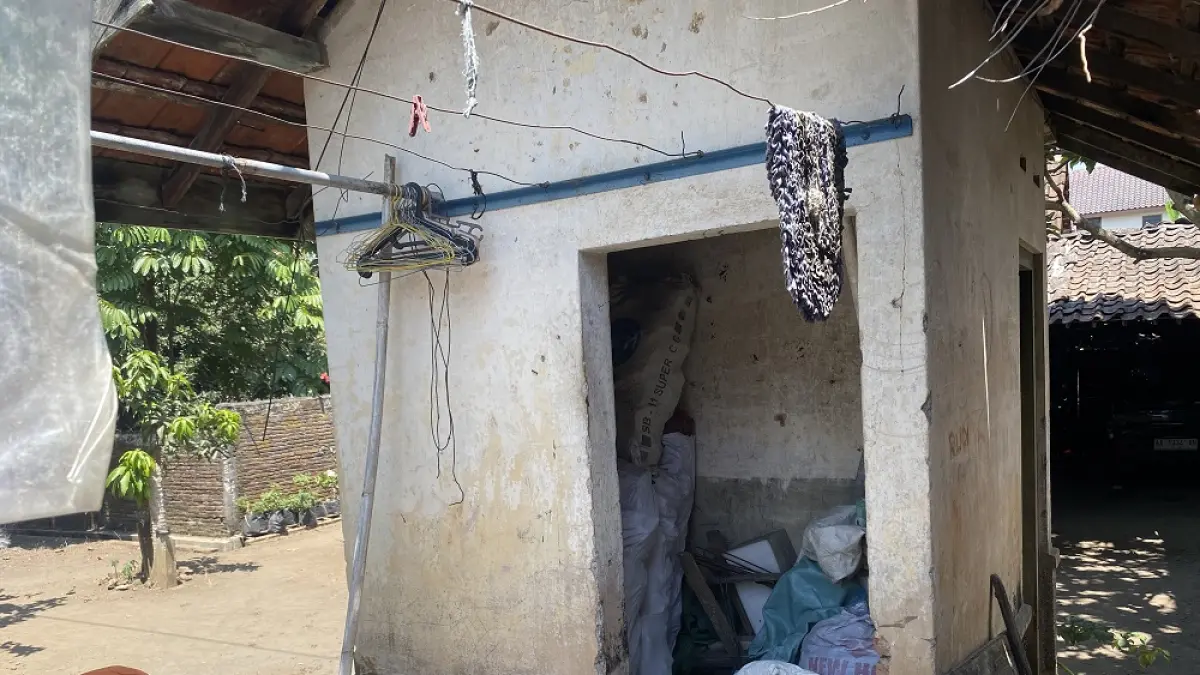 Bekas toilet umum Stasiun Payaman, Secang, Kabupaten Magelang yang sekarang menjadi gudang. (YUSWANDA DAMASATYA ADZANI / JAWA POS RADAR MAGELANG)