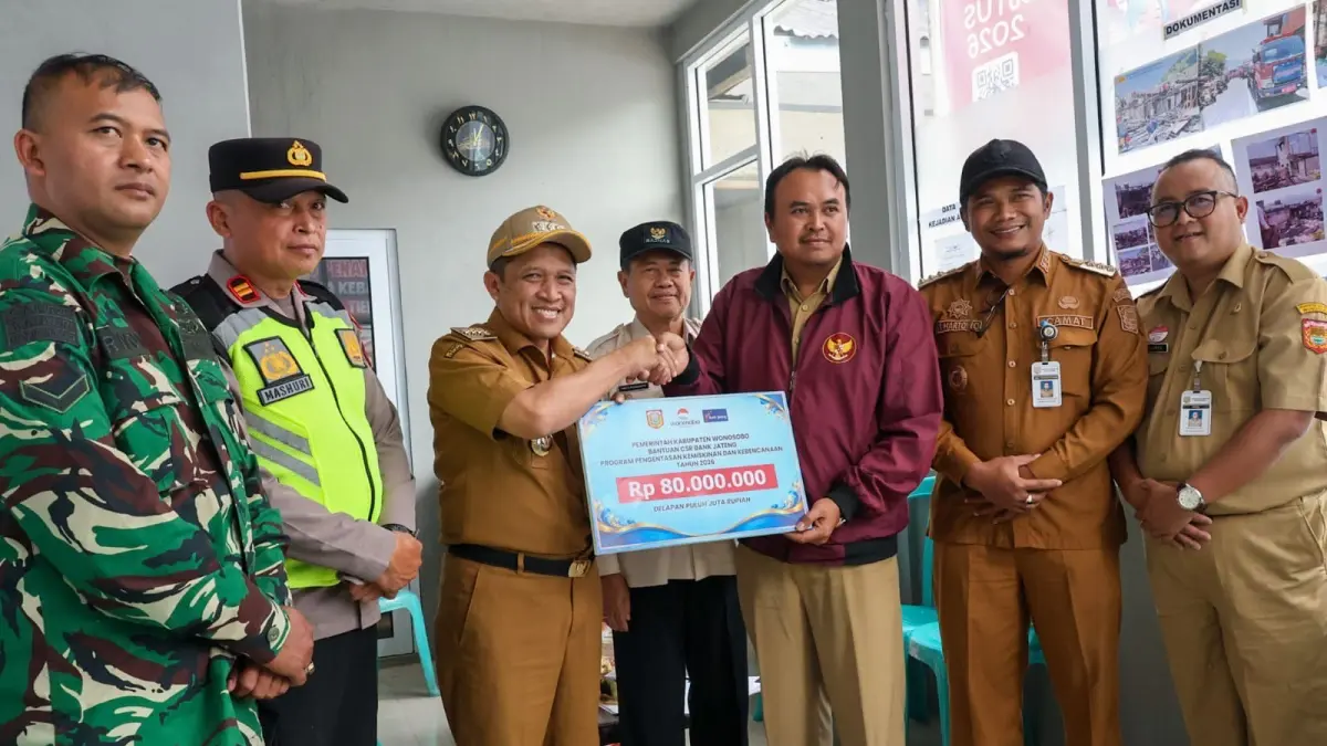 Bupati Wonosobo Afif Nurhidayat menyerahkan bantuan untuk korban kebakaran di Dusun Krajan Desa Tieng, Kejajar, Senin (21/9/2026). (Dok Diskominfo Wonosobo)