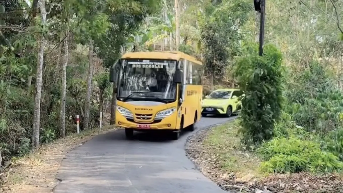 Operasional bus sekolah program Pemkab Temanggung saat menjemput siswa sekolah. (Deviu Khofifatur Rizqi/Jawa Pos Radar Magelang)